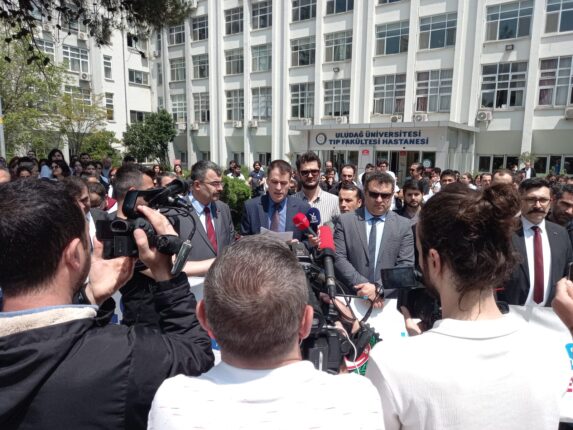 Sağlıkçılar can güvenliklerinden endişeli bir halde yaşar ve çalışırlarsa nasıl hizmet üreteceklerdir?