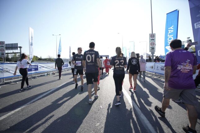 Tchibo, bir kez daha iyilik peşinde koştu…  Tchibo, İstanbul Yarı Maratonu’nda gençler için koştu
