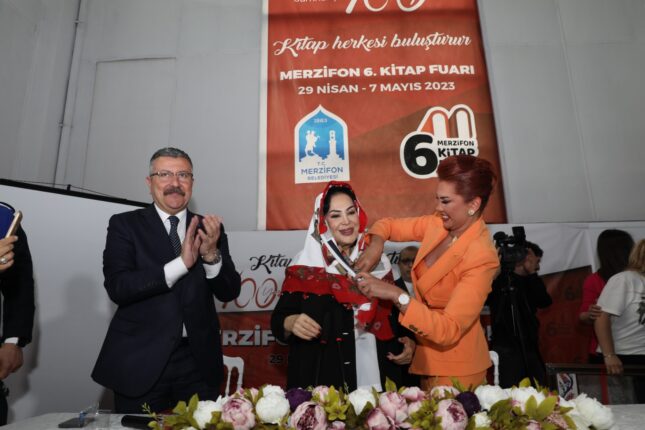 YELDA BAŞARANDAN TÜRKAN ŞORAYA AĞLATAN HEDİYE