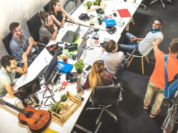 Z kuşağına mensup 5 kişiden dördü ofiste çalışırken daha aktif hissediyor