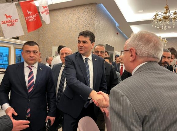 DEMOKRAT BURSA; Bayrak Nöbetine Kadrolarımızla Nefesimizin Yettiği Ana Kadar Devam Edeceğiz!