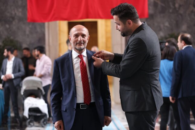 Atmaca Milletvekili Rozetini taktı