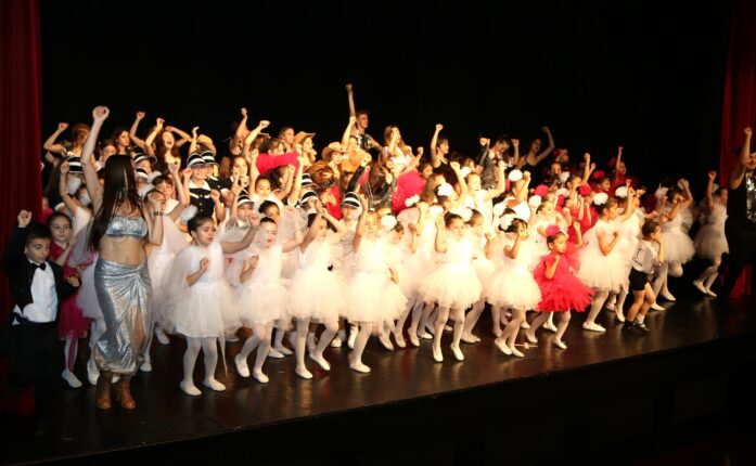 KÜÇÜK YETENEKLER AYAKTA ALKIŞLANDI