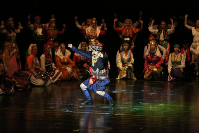 NİLÜFER HALK DANSLARI TOPLULUĞU ‘NİRENGİ’ İLE BÜYÜLEDİ