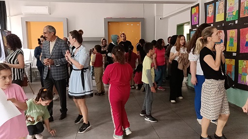 KÜÇÜK RESSAMLAR ESERLERİNİ SERGİLEDİ