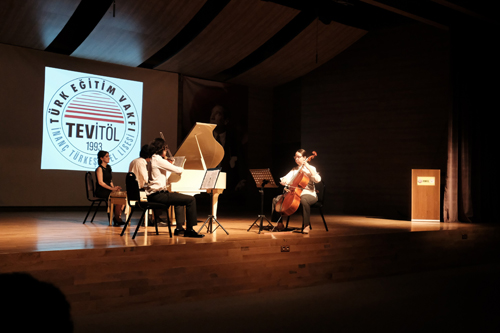 TEVİTÖL’ÜN GÜHER ve SÜHER PEKİNEL MÜZİK BÖLÜMÜ ÖĞRENCİLERİ, YIL SONU KONSERİNDE DİNLEYENLERİ KENDİLERİNE HAYRAN BIRAKTI!