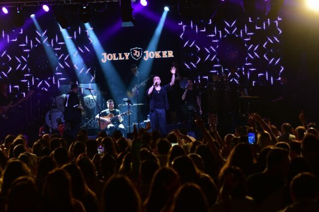 ÖNCE ŞARKILAR!     AYAKKABININ ÖNEMİ YOK