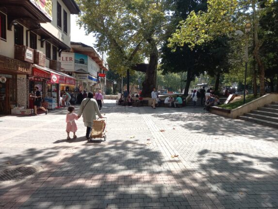 Büyükşehir Meclisi’nde Yüksek Tansiyon! Avludaki Çakma Bank ve Taciz Gündeme Damga Vurdu!