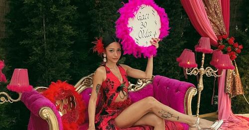 ZEYNEP BASTIK ROMAN HAVASI İLE 30 YAŞINA GİRDİ