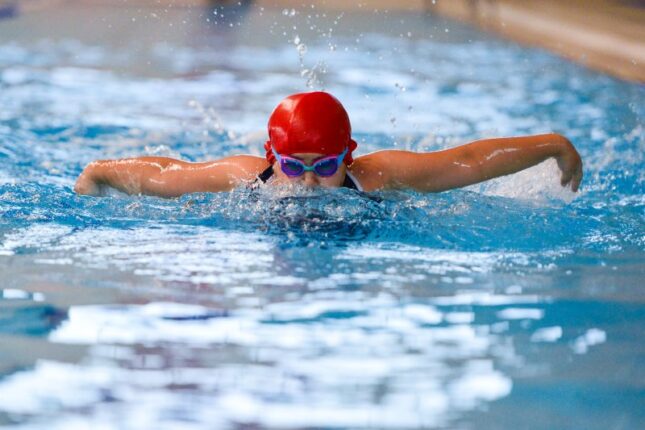 Küçük yüzücüler  hünerlerini sergiledi