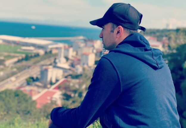 SESSİZLİĞİNİ BOZDU