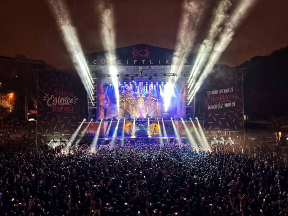 UĞUR YÜCEL ile NEYZEN TEVFİK “HİÇ” 19 TEMMUZ’DA, NEZAKET ERDEN ile “SEVGİLİ ARSIZ ÖLÜM-DİRMİT” 20 TEMMUZ’DA KÜÇÜKÇİFTLİK BAHÇE TİYATROSU’NDA!