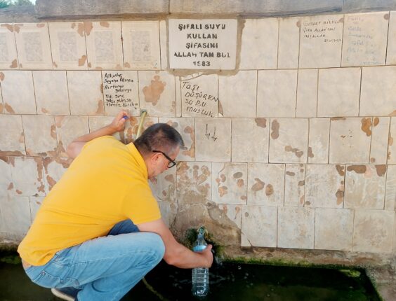 Bu su böbrek taşlarına, mayasıla, gözde kan oluşumuna, kaşıntıya çok faydalı ve iyi geliyor.