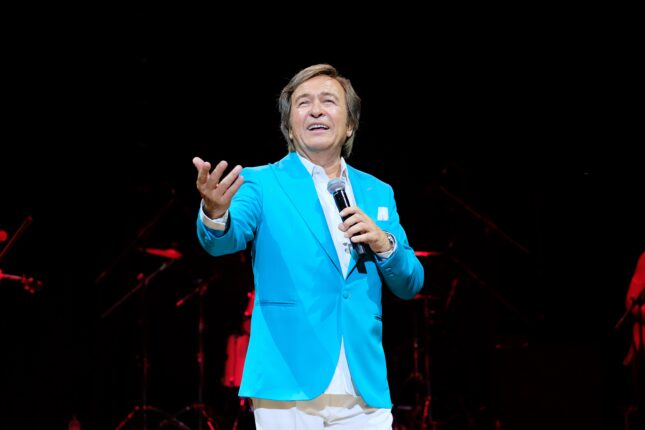 EROL EVGİN’DEN “GÜLLERİN İÇİNDEN”