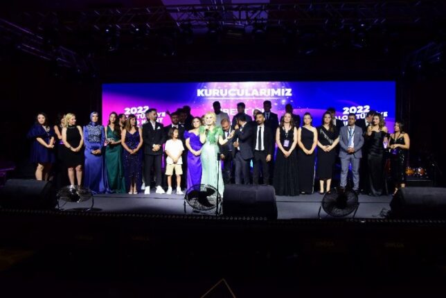 Dialog Türkiye başarısını  Demet Akalın & Grup Kuruntu ile kutladı