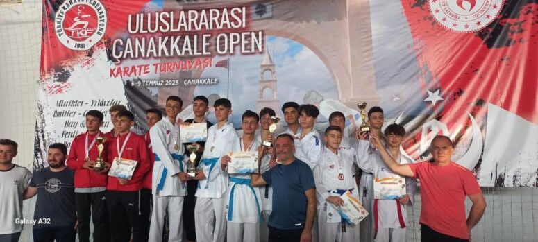 NİLÜFERLİ SPORCULAR KARATE TURNUVASI’NDAN 14 MADALYA İLE DÖNDÜ