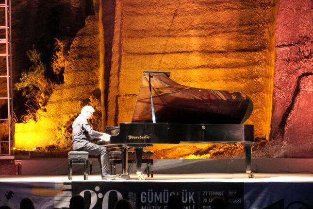 Fransız piyanist Olivier Gardon Gümüşlük’te konser verdi