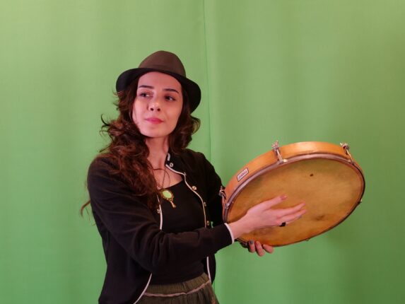 TUĞBA GÜLYEŞİL BENDİR’İ DÜNYAYA TANITMAK İSTİYOR