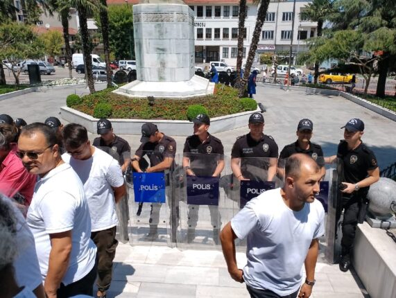 ÜLKEYE DEREBEYLİK SİSTEMİ GELDİ DE HABERİMİZ Mİ YOK!