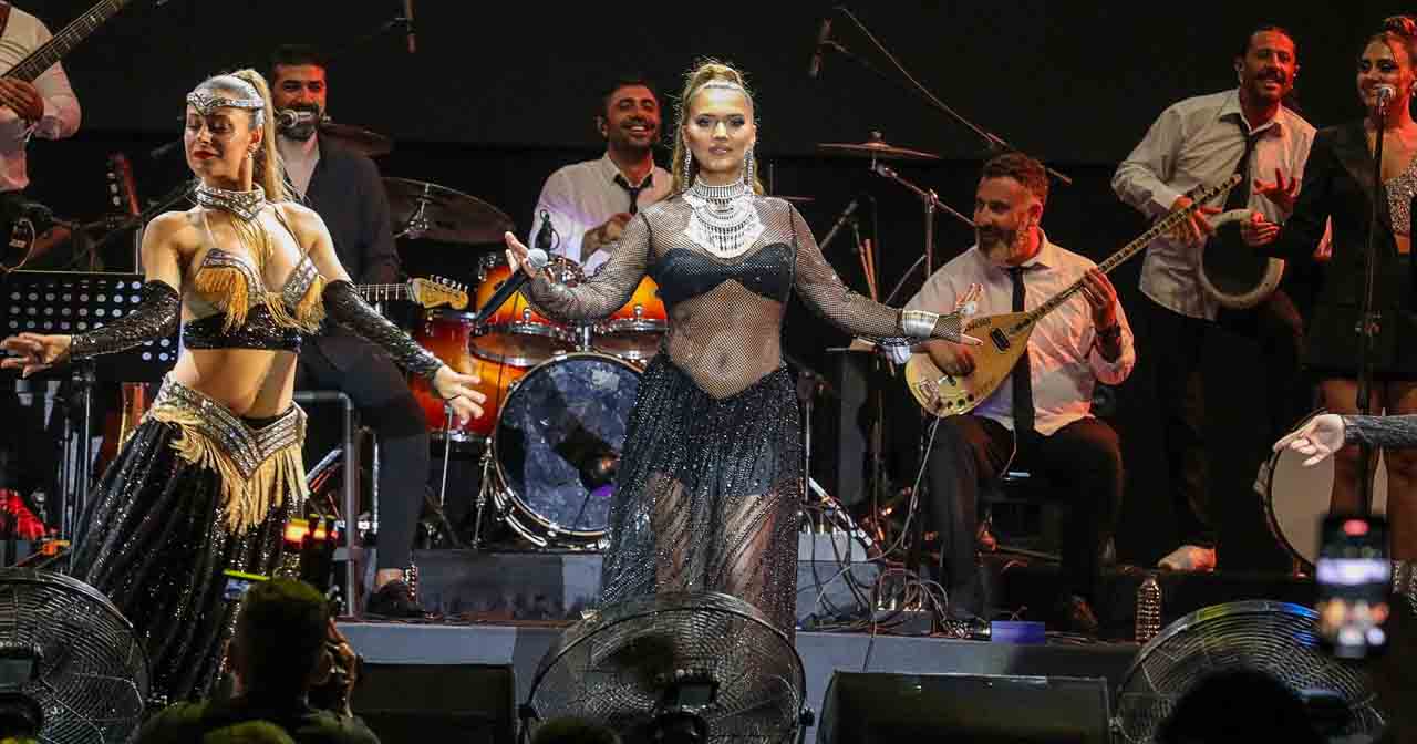 KURUÇEŞME AÇIKHAVA, DEMET AKALIN’LA EĞLENCEYE DOYDU!