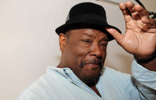 TEK SOLUKTA OKUYACAĞINIZ GARY PHILLIPS’DEN MUHTEŞEM BİR POLİSİYE KARA KURGU KİTABI, “TEKİNSİZ BÖLGE” RAFLARDA!