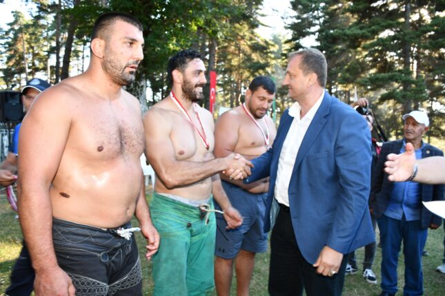 İZNİK’TE ALIÇ YAYLASI GÜREŞLERİ YAPILDI