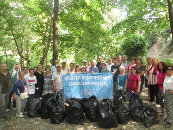 Torunlarıyla Baş Başa Olmak Yerine Çevre Duyarlılığına Dikkat Çektiler!