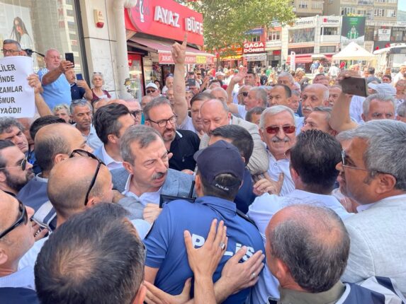 BURSA’DA BENZİN BİDONLU PROTESTODA BÜYÜK ARBEDE YAŞANDI!