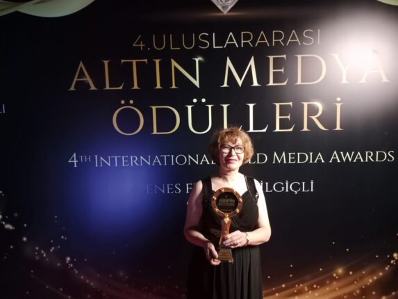 Ünlülerin yoğun katıldığı ödül gecesinde Şelale Ünseli ödülü kaptı!