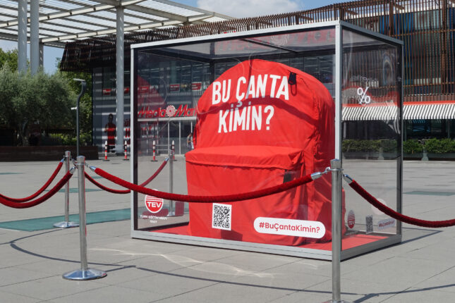 TEV’İN “BU ÇANTA KİMİN?” İSİMLİ SES GETİREN, ÖDÜLLÜ FARKINDALIK PROJESİ ÜNİVERSİTE ÖĞRENCİLERİNE DESTEK İÇİN BURSA’DA!