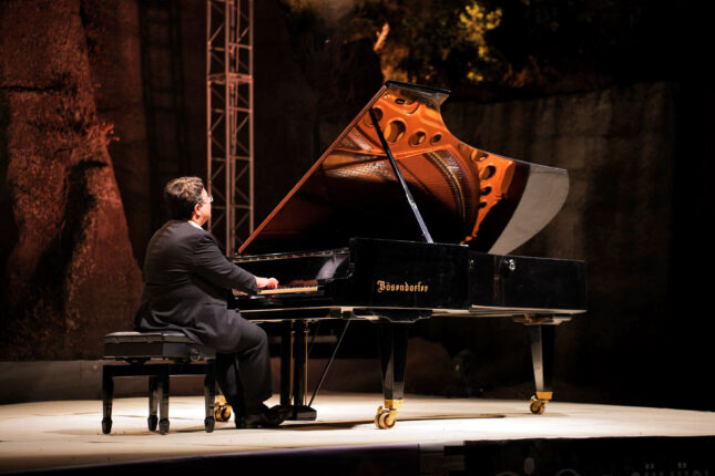 “Piyano Şairi” Gabor Farkas Gümüşlük’ten geçti…