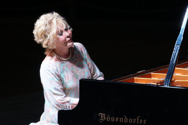 Gümüşlük Festivali Zefirya Kültür Merkezi’nde  Gülsin Onay konseriyle devam etti