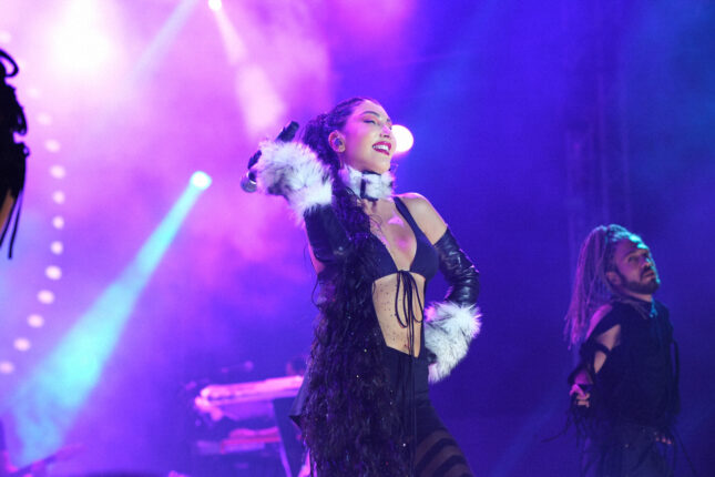 HANDE YENER’İN KURUÇEŞME’DEKİ BEĞENİ TOPLAYAN STİLİNİN ALTINDAN GECO STYLING’İN İMZASI ÇIKTI