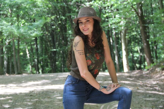 TUĞBA GÜLYEŞİL’E DÖVMELİ İLAHİCİ TEPKİSİ