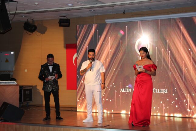 Emrah Şahin düzenlediği ödül töreniyle İzmir’i salladı!