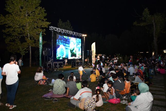 İznik Sahili Yazlık Sinema ile Cıvıl Cıvıl