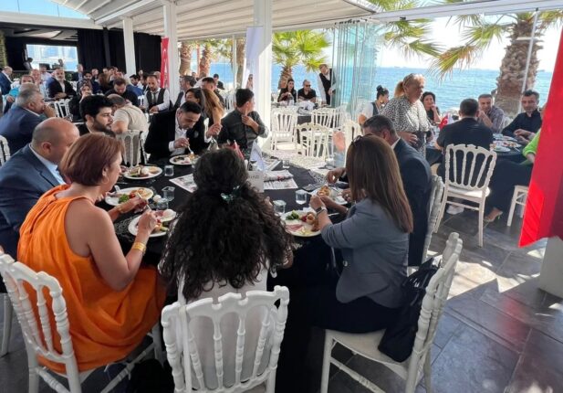 MEDYA MENSUPLARI VE SANATÇILAR TÜMKİAD’IN KAHVALTISINDA BULUŞTU  GAZETECİLER VE SANATÇILAR TÜMKİAD’IN KAHVALTISINDA BULUŞTU