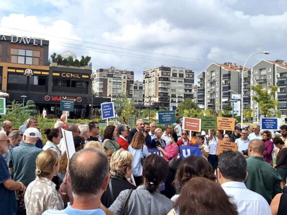 Bu ülkede her şeyi paralı hâle getirirsek, yoksul çocuklar okuyamayacak.