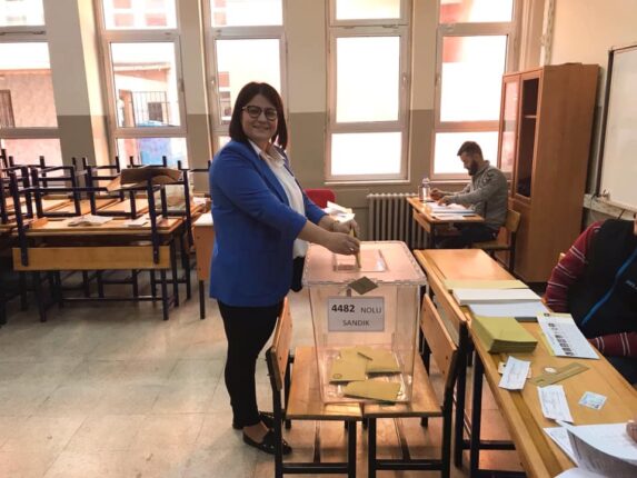 Salça yapıyoruz. Ekmeğini alan buyursun gelsin