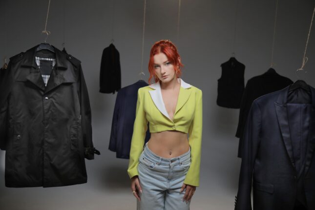 İbrahim Erkal kıyafetlerini eşi klipte kullanılması için Güliz Ayla’ya verdi