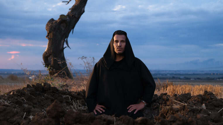 MRJADE “SEVDA DEĞİL”İ YENİDEN YORUMLADI   ZÜLFÜ LİVANELİ’NİN EN ÖNEMLİ BESTESİ MRJADE’YE EMANET