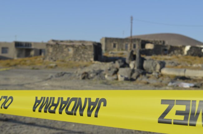 ÇATLAK BÜYÜDÜ OBRUK OLUŞUMUNA KARŞI GÜVENLİK ÖNLEMİ ALINDI