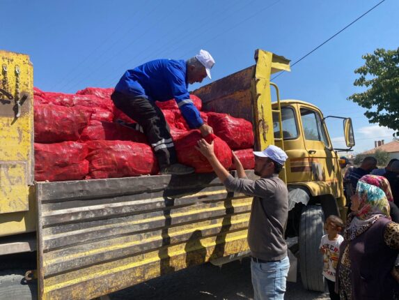EREĞLİ BELEDİYESİ, ORGANİK TARIM ALANINDA YETİŞTİRDİĞİ ÜRÜNLERİ VATANDAŞLARA ÜCRETSİZ DAĞITIYOR