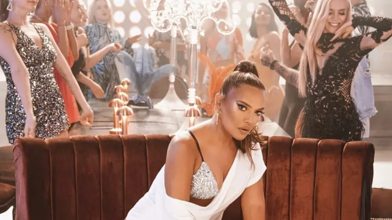 DEMET AKALIN’DAN TERS KÖŞE    BU KEZ YAZI KAPATIP SONBAHARA START VERİYOR