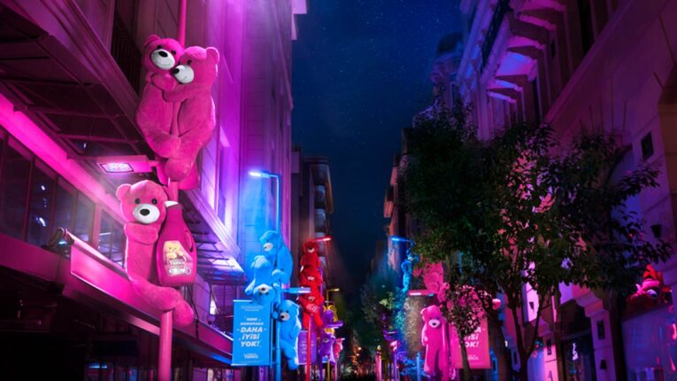 Yumoş Deterjan şimdi de sokaklara renk katıyor