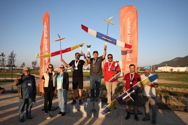 MODEL UÇAKLAR FADILLI SEMALARINDA YARIŞTI