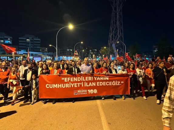 “100. Yılda Fener Alayı” Yürüyüşünü, Binlerce Nilüferli Coşkuyla Kutladı