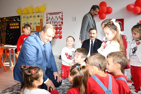 BAŞKAN USTA’DAN 100. YILDA TÜM ÖĞRENCİLERE ANLAMLI HEDİYE