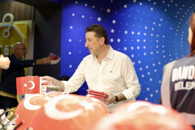 BANDIRMA’DA YER GÖK KIRMIZI BEYAZ