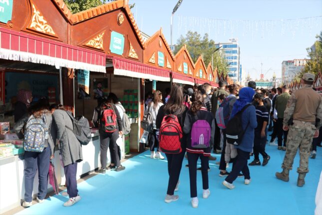 ARSLAN BATMAN KİTAP FUARINDA OKURLARIYLA BULUŞTU